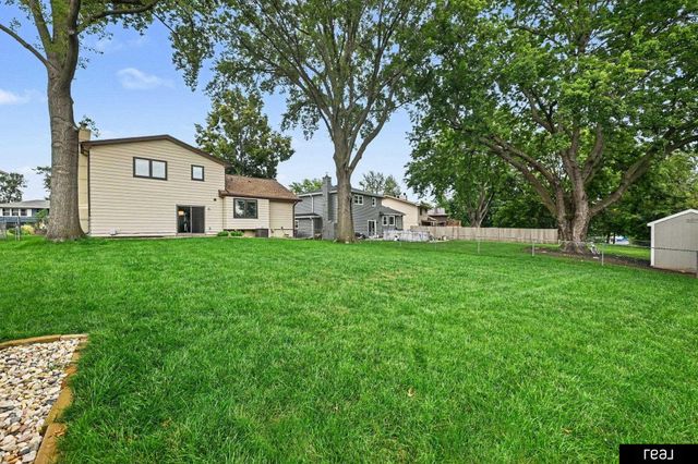 10621 N Street, Omaha, NE 68127