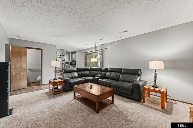10621 N Street, Omaha, NE 68127