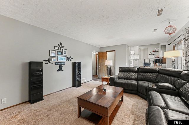 10621 N Street, Omaha, NE 68127