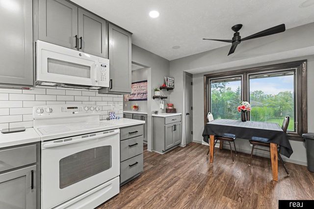 10621 N Street, Omaha, NE 68127
