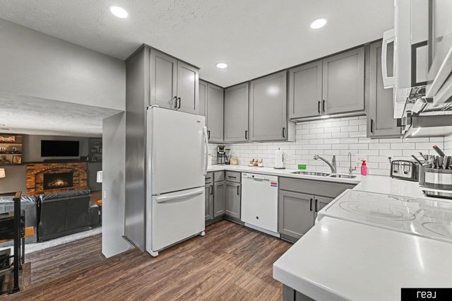10621 N Street, Omaha, NE 68127