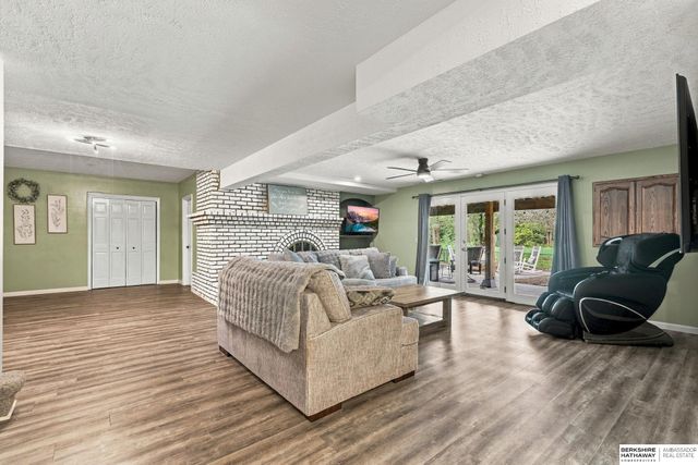 21506 Pinehurst Avenue, Elkhorn, NE 68022