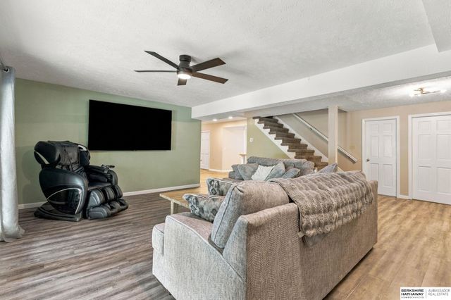 21506 Pinehurst Avenue, Elkhorn, NE 68022