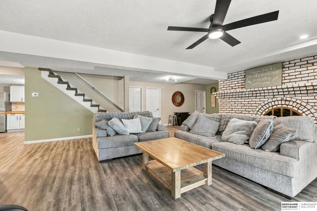 21506 Pinehurst Avenue, Elkhorn, NE 68022