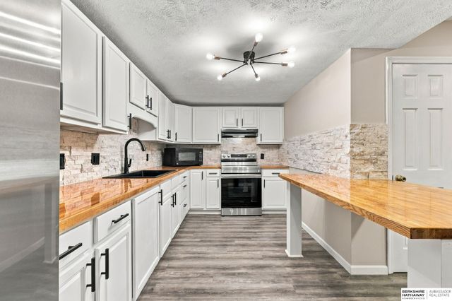 21506 Pinehurst Avenue, Elkhorn, NE 68022