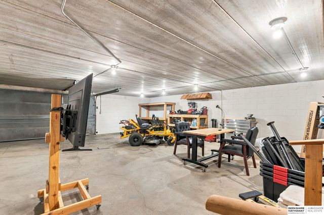 21506 Pinehurst Avenue, Elkhorn, NE 68022