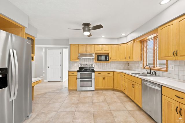 3913 Deandra Ln, Manhattan, KS 66503