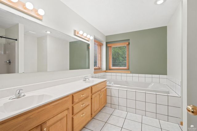 3913 Deandra Ln, Manhattan, KS 66503
