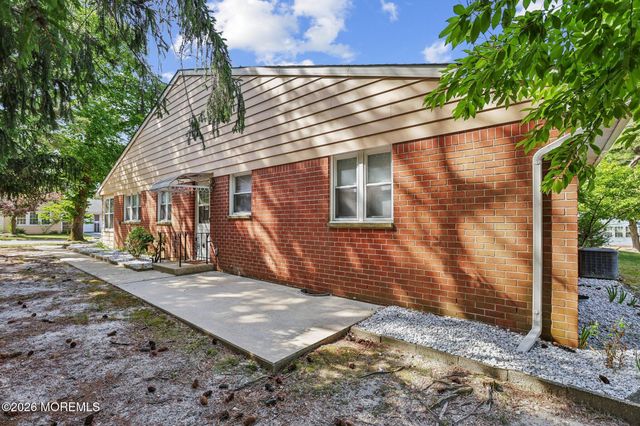 11 B Moccasin Drive, Whiting, NJ 08759