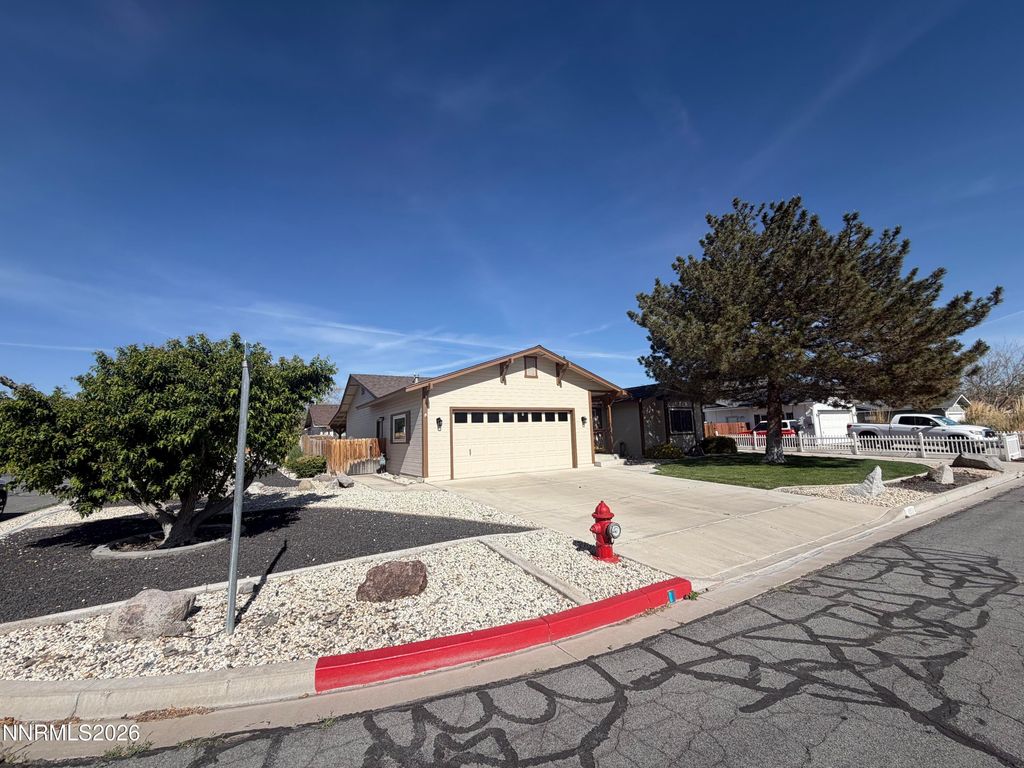 Image 4 of property listing at 650 Concord Circle, Fernley, NV 89408