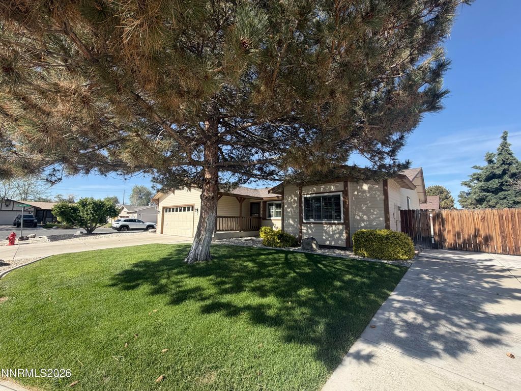 Image 7 of property listing at 650 Concord Circle, Fernley, NV 89408