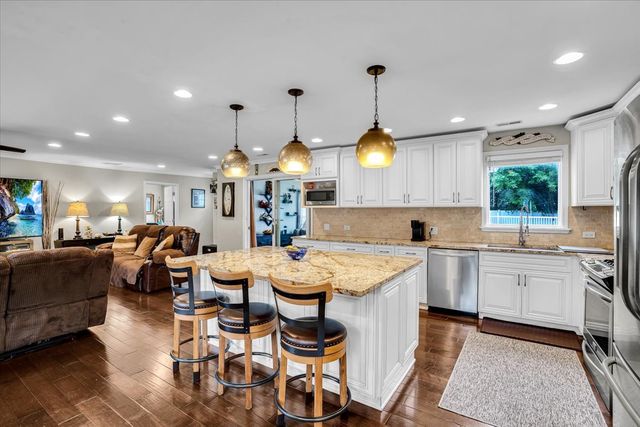 5613 Howard Avenue, La Grange Highlands, IL 60525
