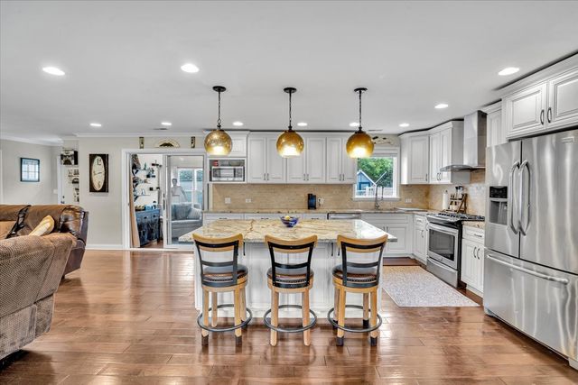 5613 Howard Avenue, La Grange Highlands, IL 60525