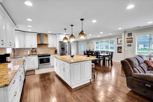 5613 Howard Avenue, La Grange Highlands, IL 60525