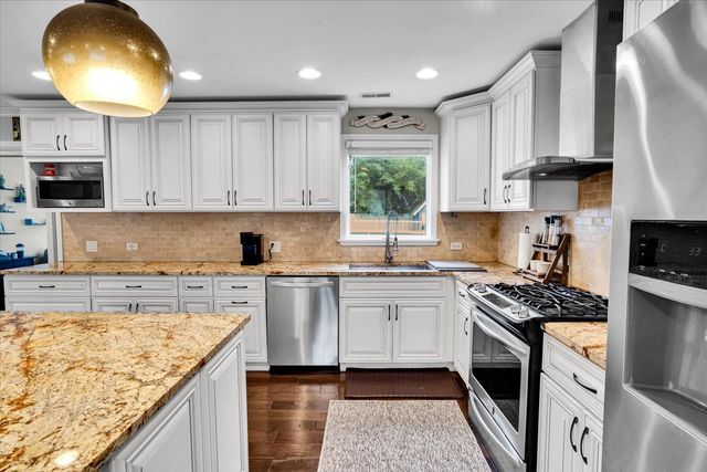 5613 Howard Avenue, La Grange Highlands, IL 60525