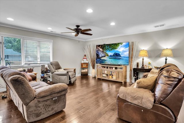 5613 Howard Avenue, La Grange Highlands, IL 60525