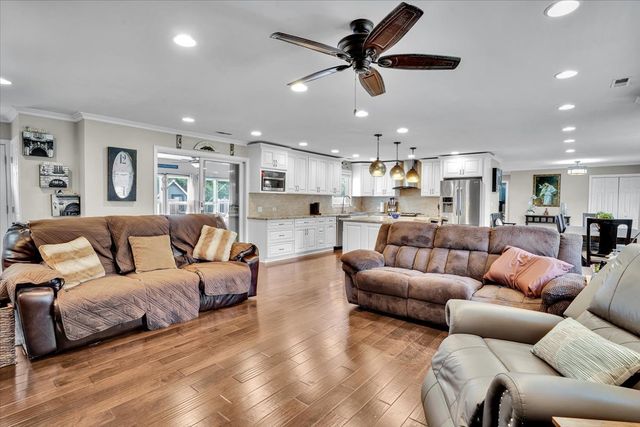 5613 Howard Avenue, La Grange Highlands, IL 60525