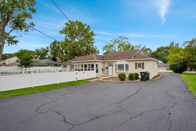5613 Howard Avenue, La Grange Highlands, IL 60525