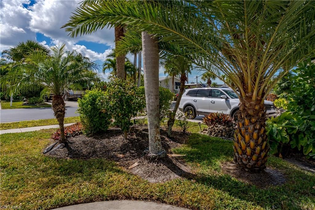 1076 Diamond Lake CIR, NAPLES, FL 34114 — exterior