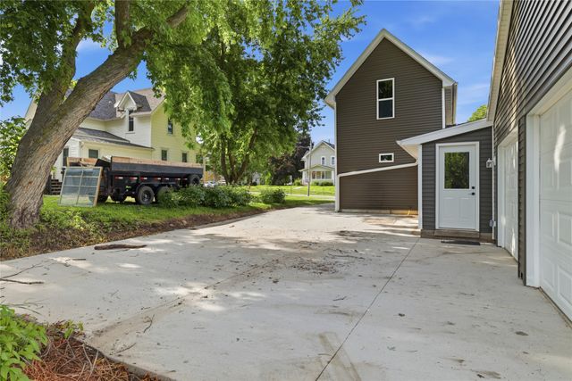 406 4th Avenue, Grinnell, IA 50112