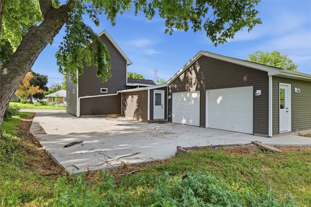 406 4th Avenue, Grinnell, IA 50112
