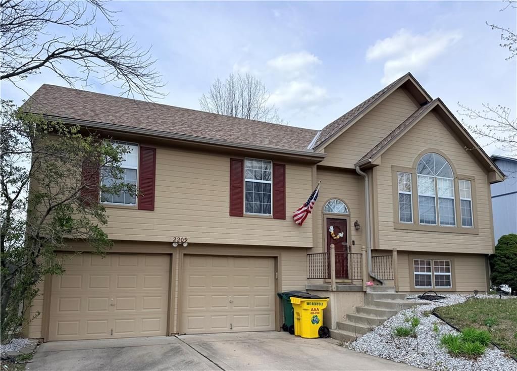 2209 NE MAYBROOK Drive, Blue Springs, MO 64029