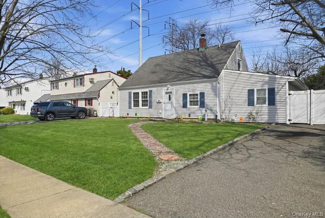 113 Hickory Lane, Levittown, NY 11756