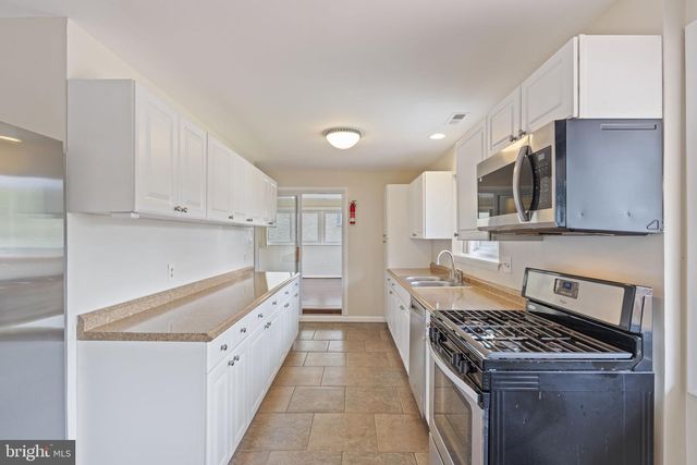 2311 N DINWIDDIE ST, Arlington, VA 22207