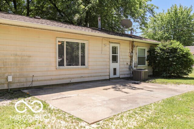 18 Maple Drive, Bargersville, IN 46106