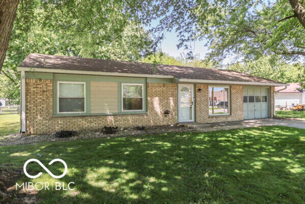 18 Maple Drive, Bargersville, IN 46106