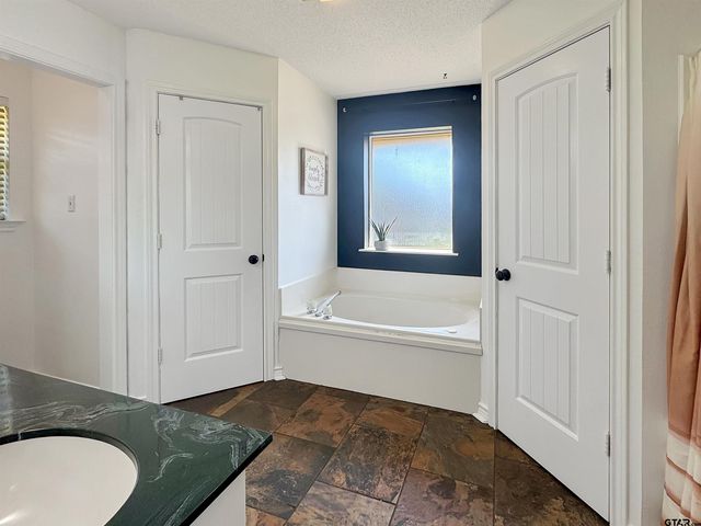 619 Winchester Dr., Chandler, TX 75758