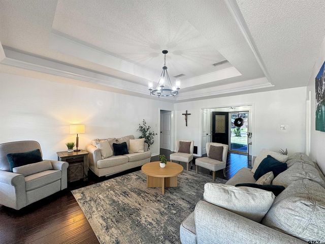619 Winchester Dr., Chandler, TX 75758