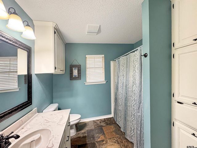 619 Winchester Dr., Chandler, TX 75758