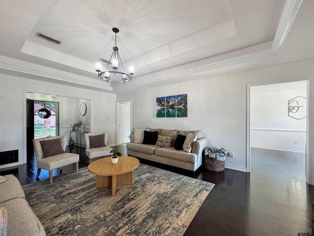 619 Winchester Dr., Chandler, TX 75758
