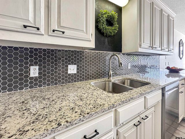 619 Winchester Dr., Chandler, TX 75758