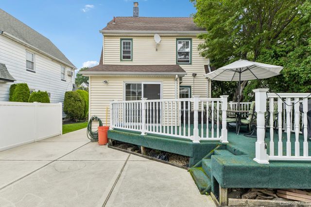 27 Juniper Avenue, Mineola, NY 11501
