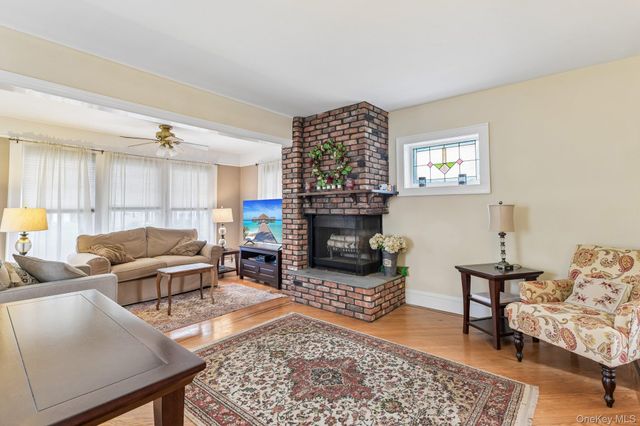 27 Juniper Avenue, Mineola, NY 11501