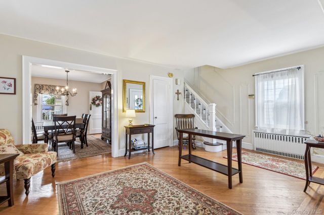 27 Juniper Avenue, Mineola, NY 11501