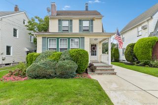 27 Juniper Avenue, Mineola, NY 11501