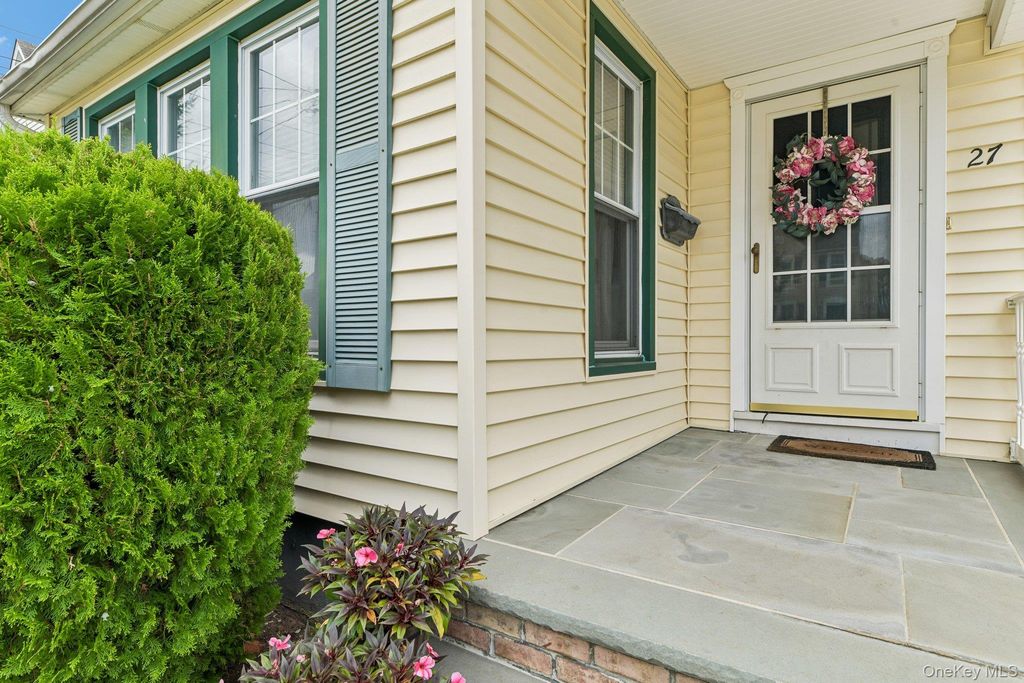 27 Juniper Avenue, Mineola, NY 11501 — photo 3