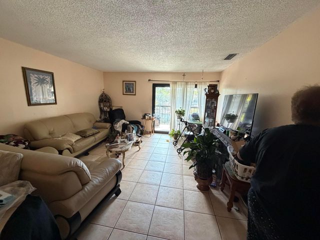 906 SW 9th Street Circle 207, Boca Raton, FL 33486