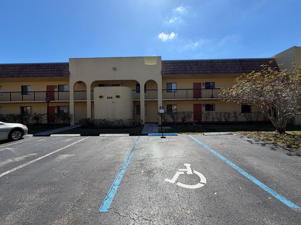 906 SW 9th Street Circle 207, Boca Raton, FL 33486