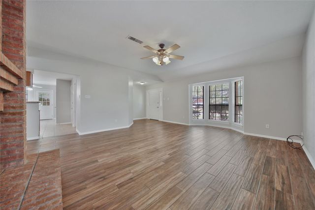 198 N Village Knoll Circle, The Woodlands, TX 77381