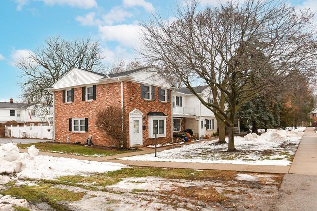 5075 W Colonial COURT, Greenfield, WI 53220