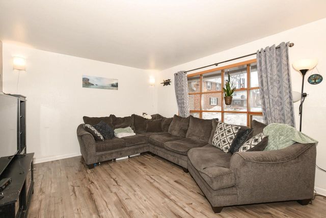 5075 W Colonial COURT, Greenfield, WI 53220