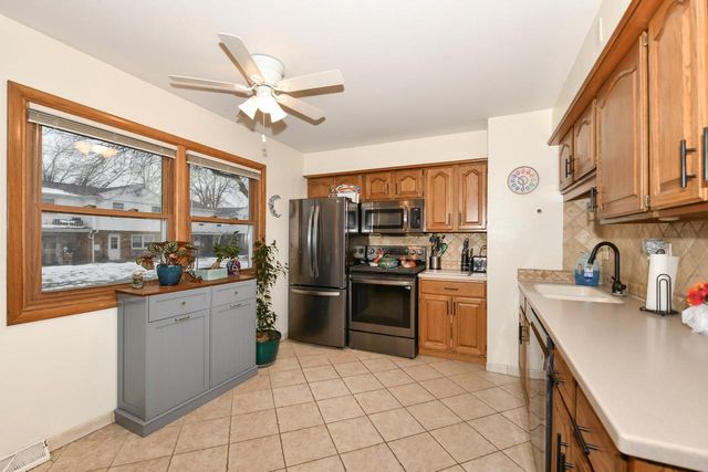 5075 W Colonial COURT, Greenfield, WI 53220