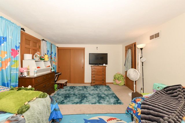 5075 W Colonial COURT, Greenfield, WI 53220