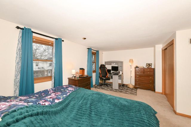 5075 W Colonial COURT, Greenfield, WI 53220