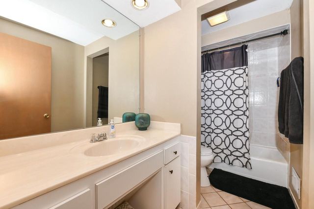 5075 W Colonial COURT, Greenfield, WI 53220