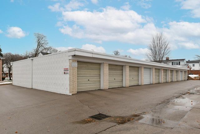 5075 W Colonial COURT, Greenfield, WI 53220